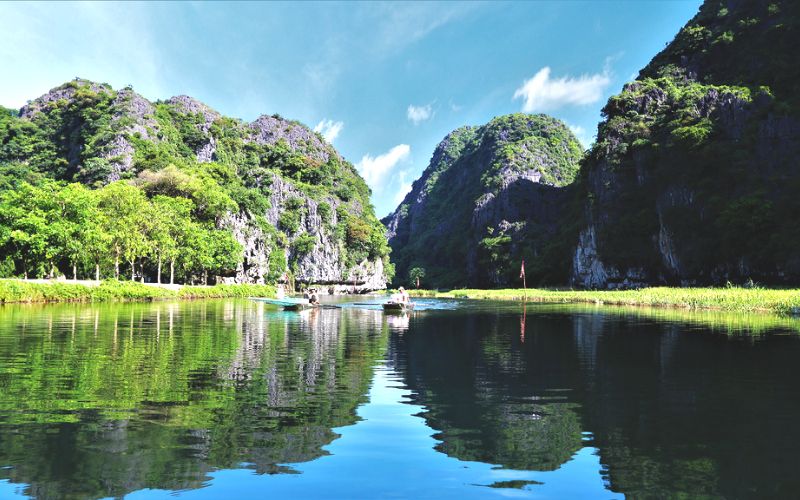A Luxurious 1-Day Ninh Binh Tour of Tam Coc and Hoa Lu Ancient Capital